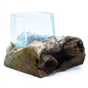 Coupe en verre craquelé sur bois, photographiée sur fond blanc