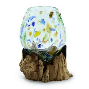 Coupe moyenne en verre coloré, photographiée sur fond blanc