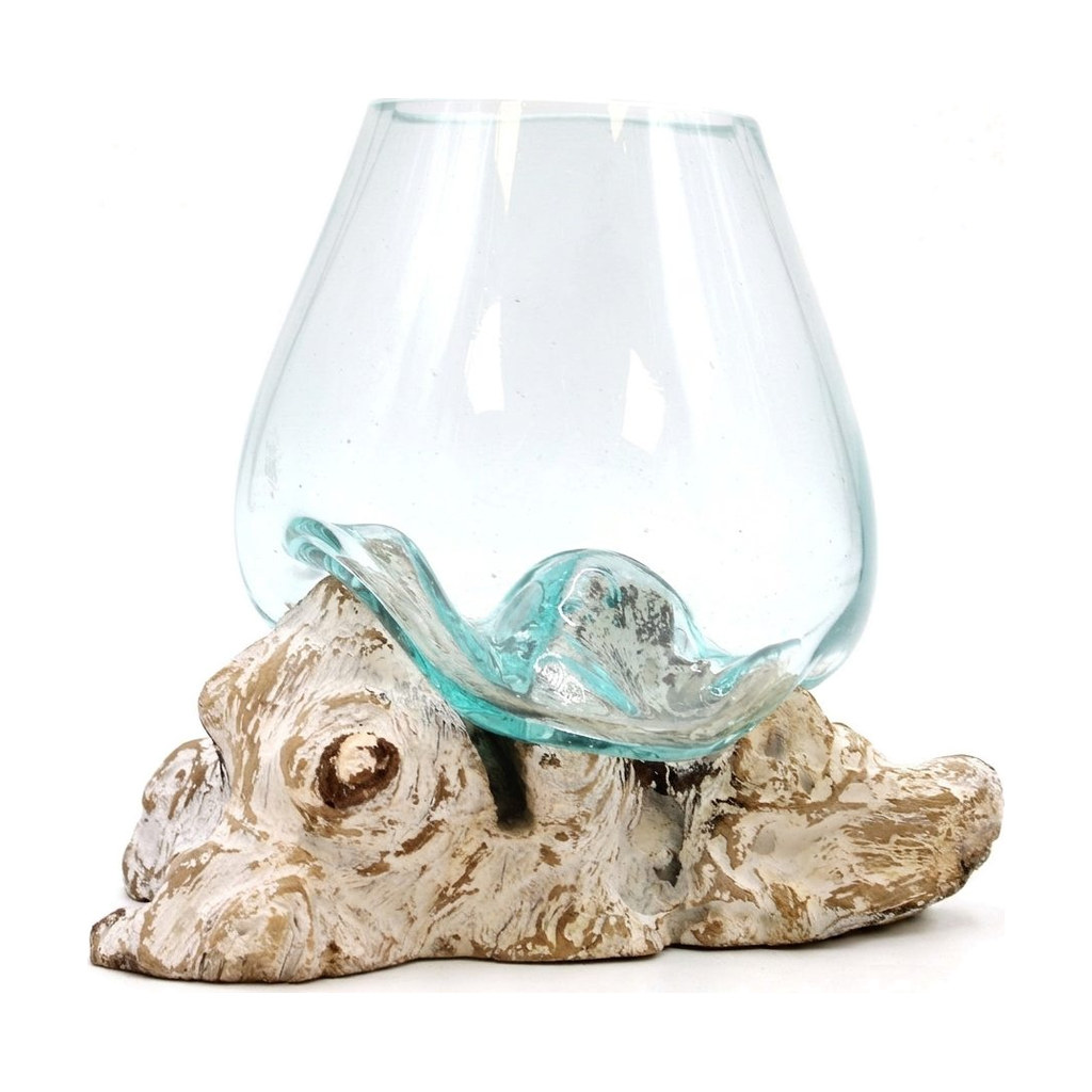 Grande coupe de verre soufflé posée sur une racine de bois blanchi