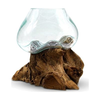 Coupe haute en verre recyclé soufflé, posée sur une racine claire