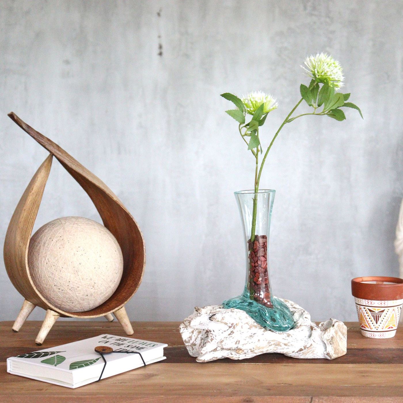Petit vase sur bois blanchi en verre soufflé, vue d'ensemble