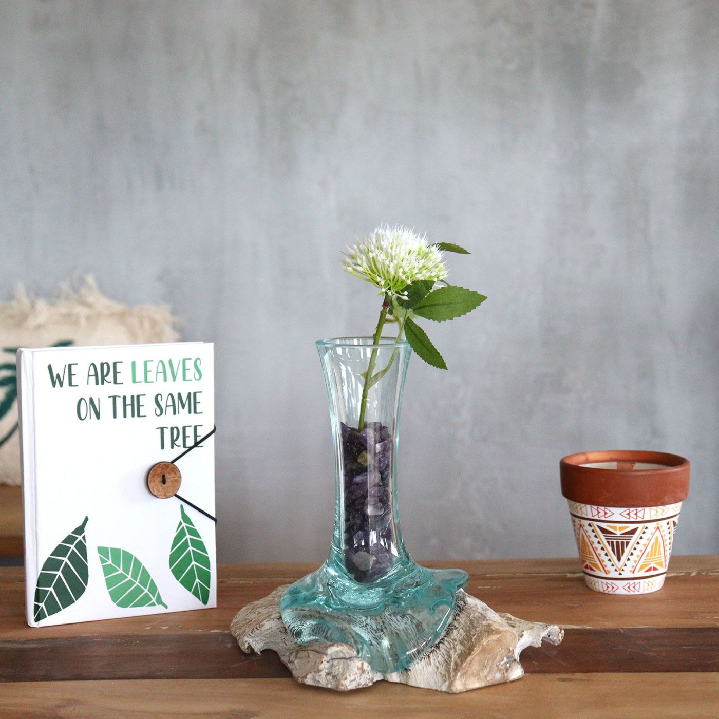 Petit vase, gros plan sur la jonction entre le verre soufflé et le bois