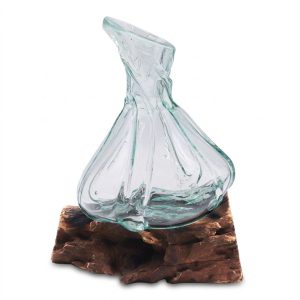 Petite carafe travaillée, 24 cm, photographiée sur fond blanc