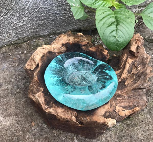 Photophore simple, gros plan sur la jonction entre le verre soufflé et le bois