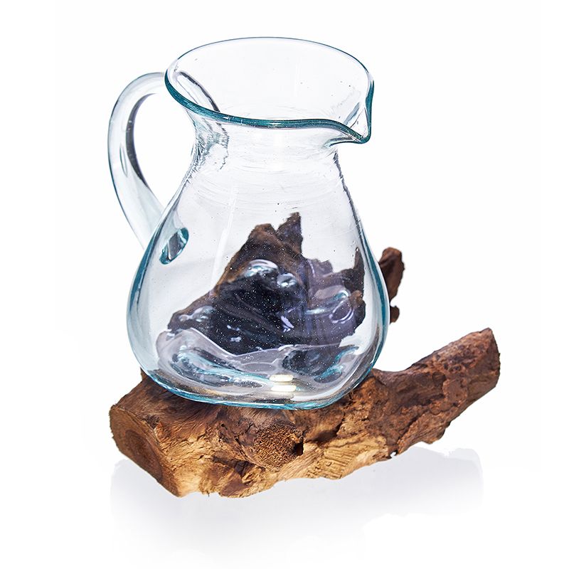 Pichet à eau, gros plan sur la jonction entre le verre soufflé et le bois