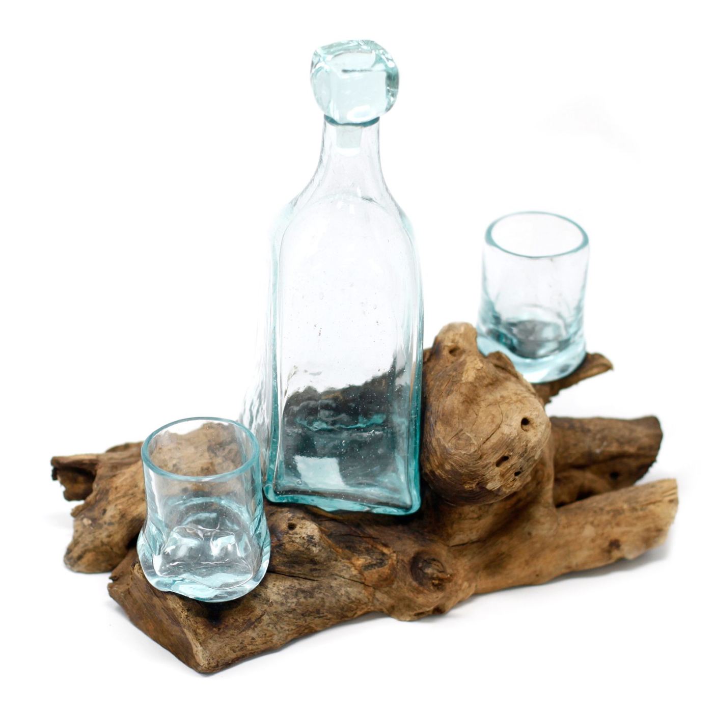 Set whisky, carafe et deux verres, gros plan sur la jonction entre le verre soufflé et le bois