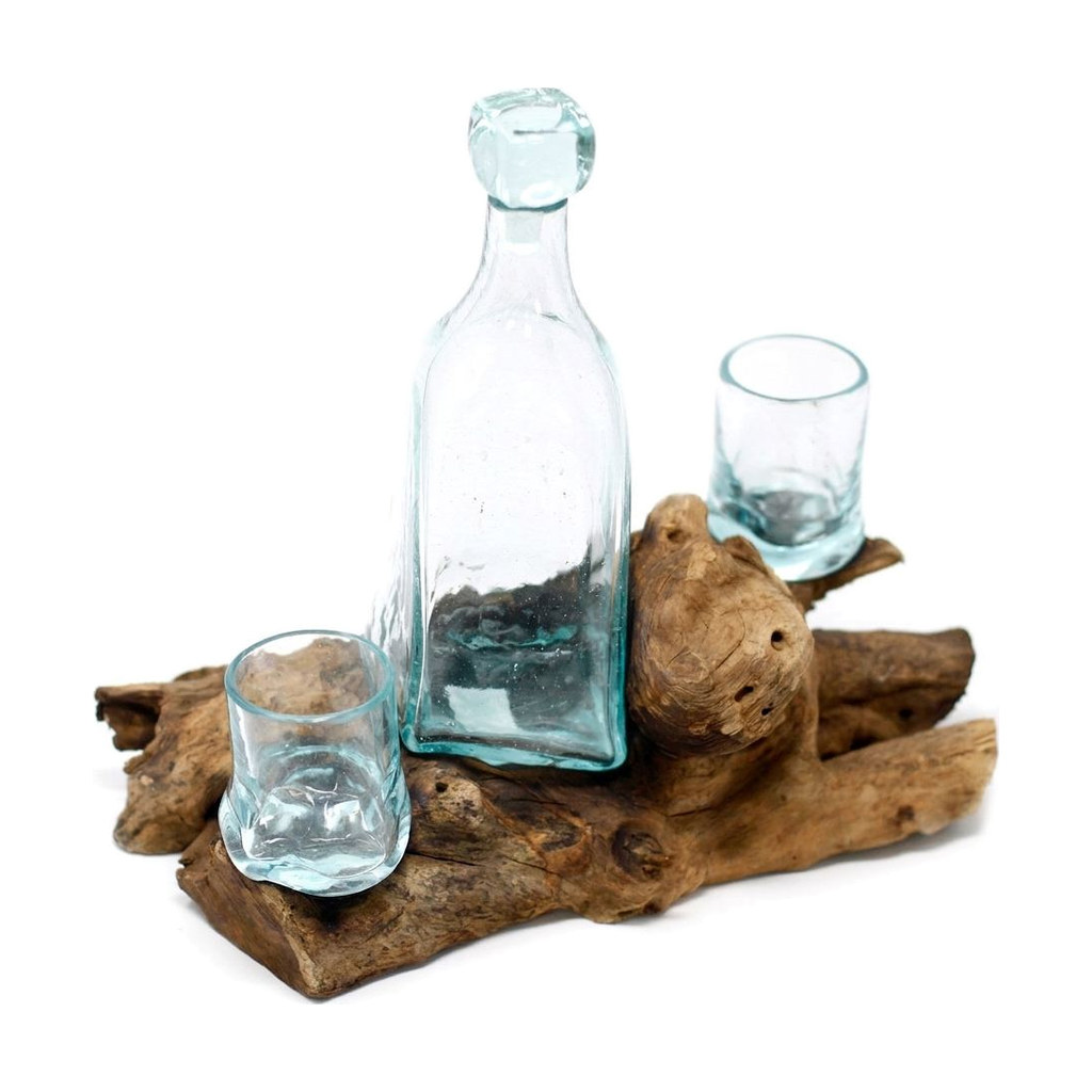 Carafe et verres à whisky en verre soufflé sur un plateau de racine