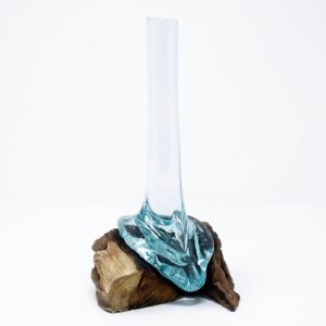 Vase droit sur racine naturelle, photographié sur fond blanc