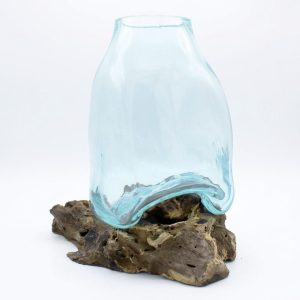 Vase jarre sur grande racine, photographié sur fond blanc