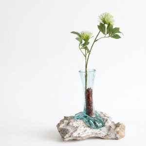 Vase moyen sur bois blanchi, photographié sur fond blanc