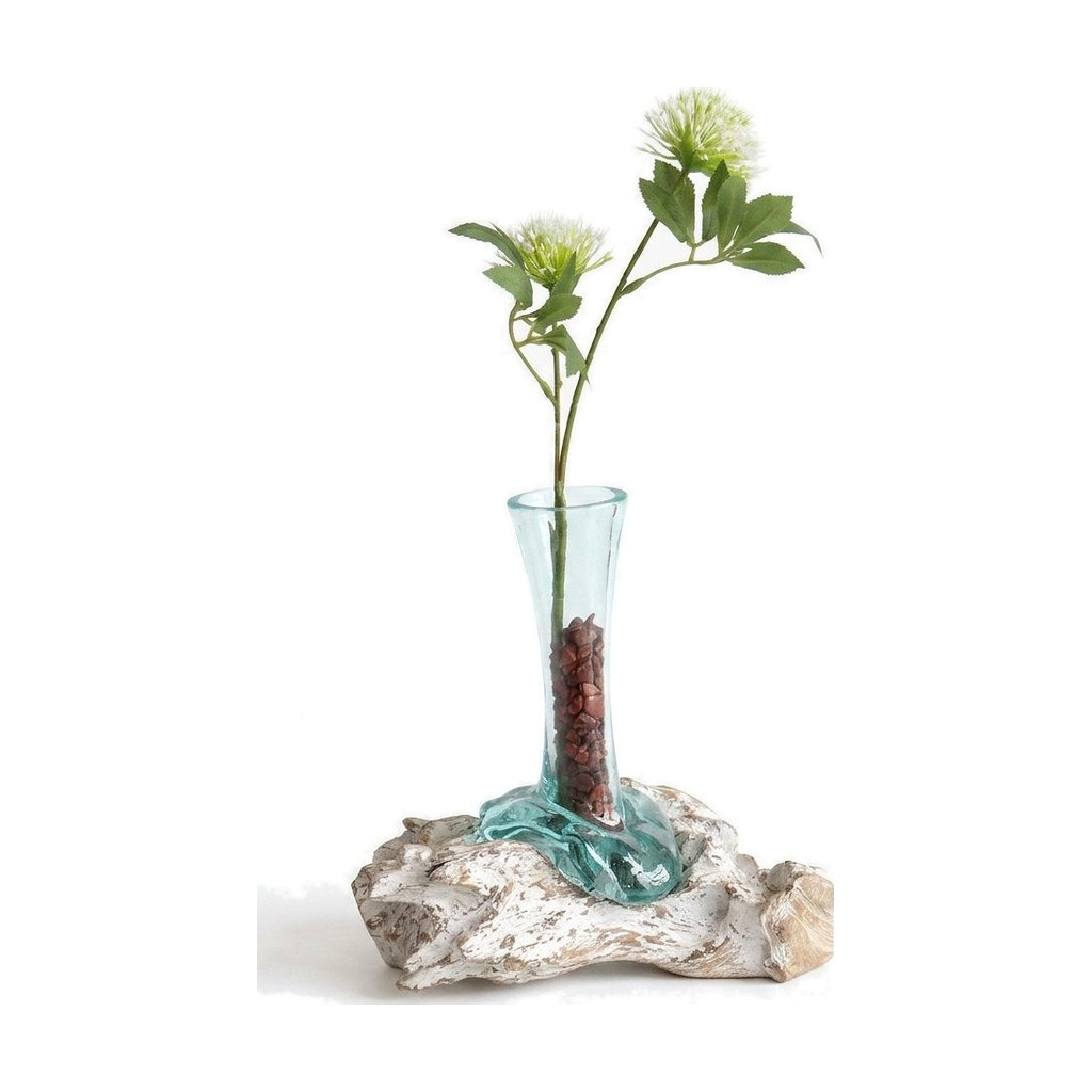 Vase gris pâle en verre soufflé sur une racine de bois blanchi